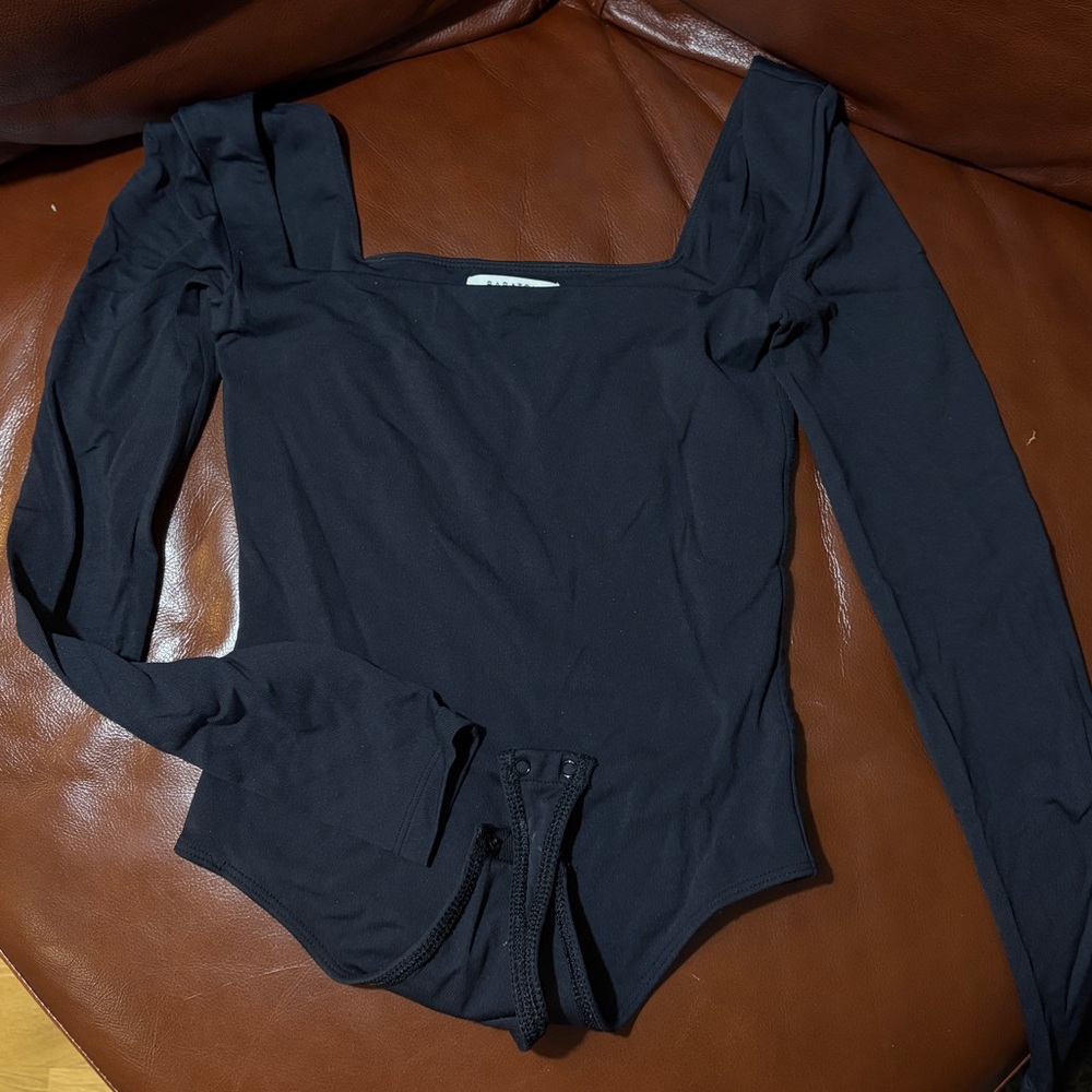 Aritzia contour bodysuit - square neck long sleeve XS